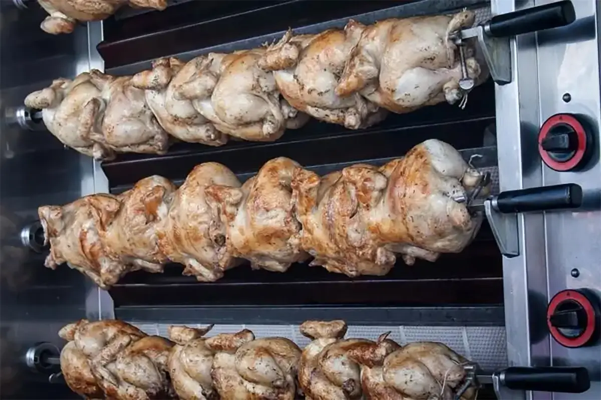 ქათმის შეწვის პროცესი გრილზე